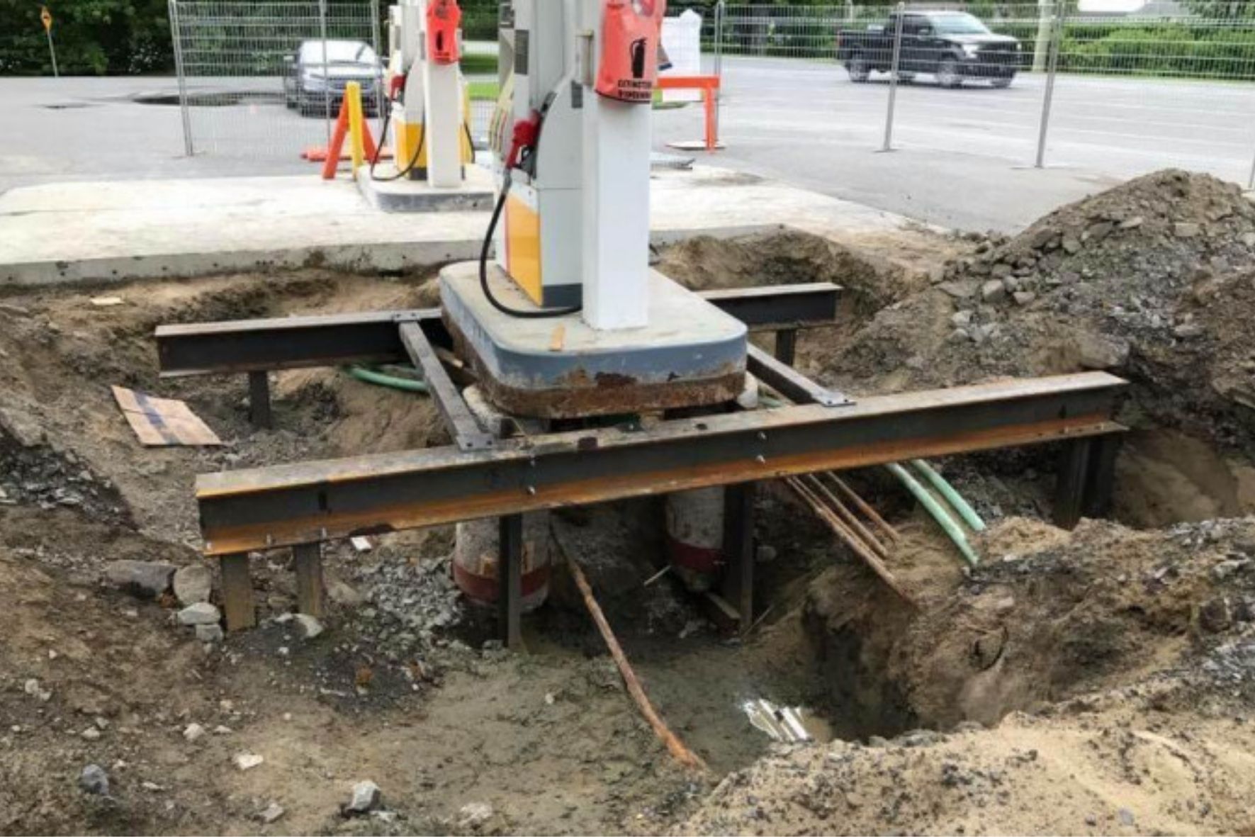 Structure reposant sur des supports métalliques visibles sous une installation extérieure en milieu aménagé  à Beauharnois